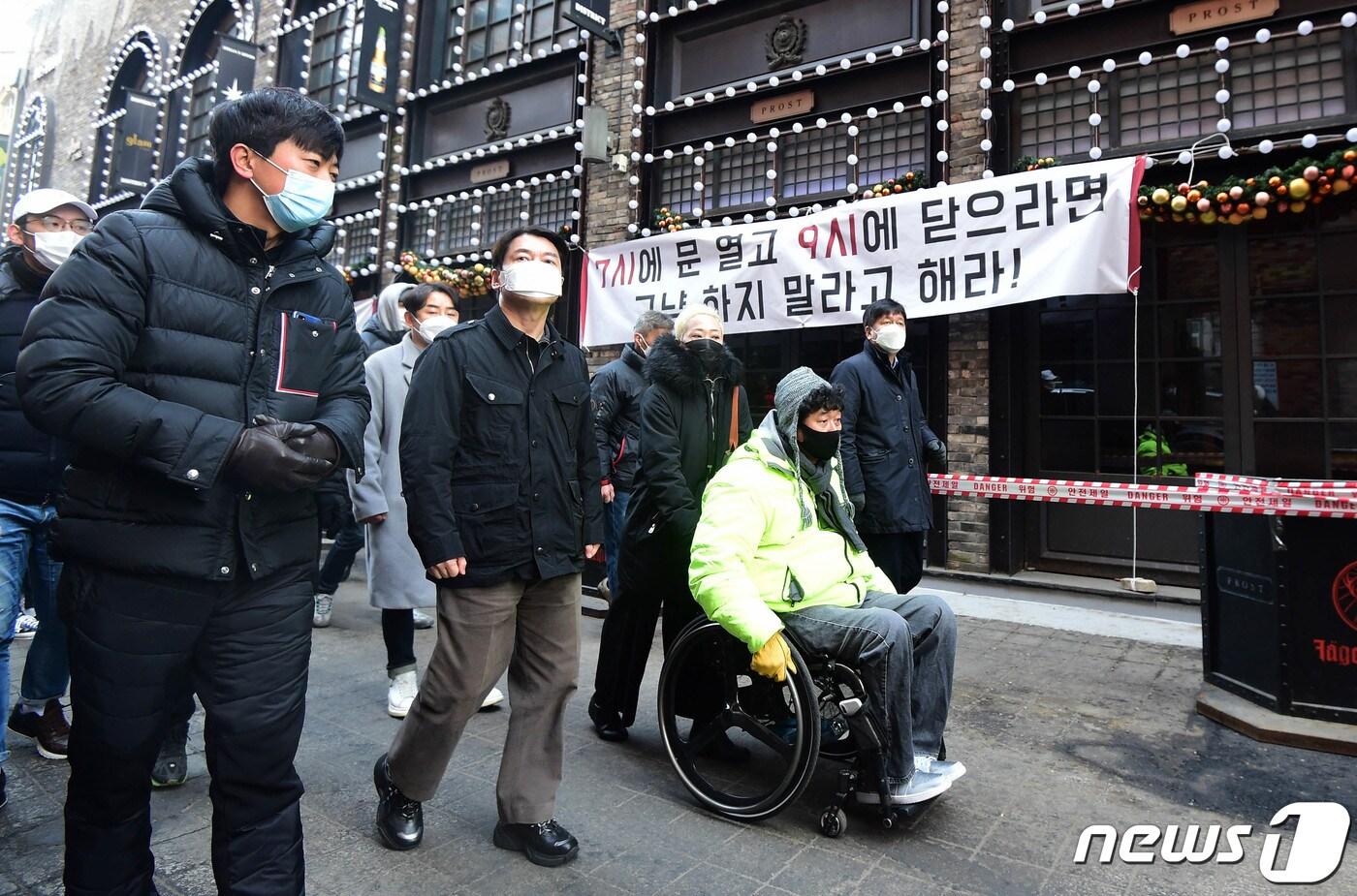 서울시장 보궐선거 출마를 선언한 안철수 국민의당 대표가 20일 서울 용산구 이태원 일대를 찾아 지역 상인들과 상권 점검을 하고 있다. 2021.1.20/뉴스1 ⓒ News1 국회사진취재단