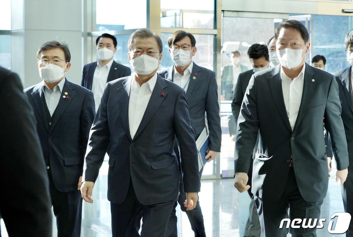 본문 이미지 - 문재인 대통령이 코로나19 백신 생산 현장 시찰을 위해 20일 오전 경북 안동시 SK바이오사이언스 공장을 방문하고 있다.오른쪽은 최태원 SK그룹회장. 2021.1.20/뉴스1 ⓒ News1 이광호 기자