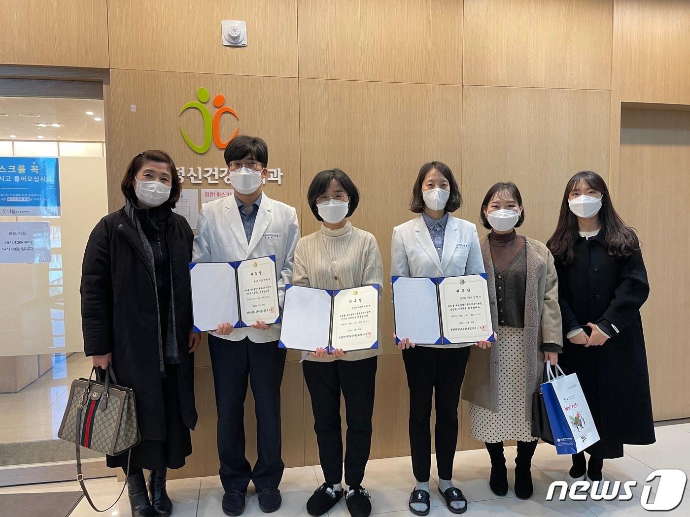 본문 이미지 - 대전동부교육지원청 Wee센터가 2021학년도 정신과 자문의를 위촉했다. 위촉장을 받고 기념사진을 찍고 있는 모습. ⓒ 뉴스1