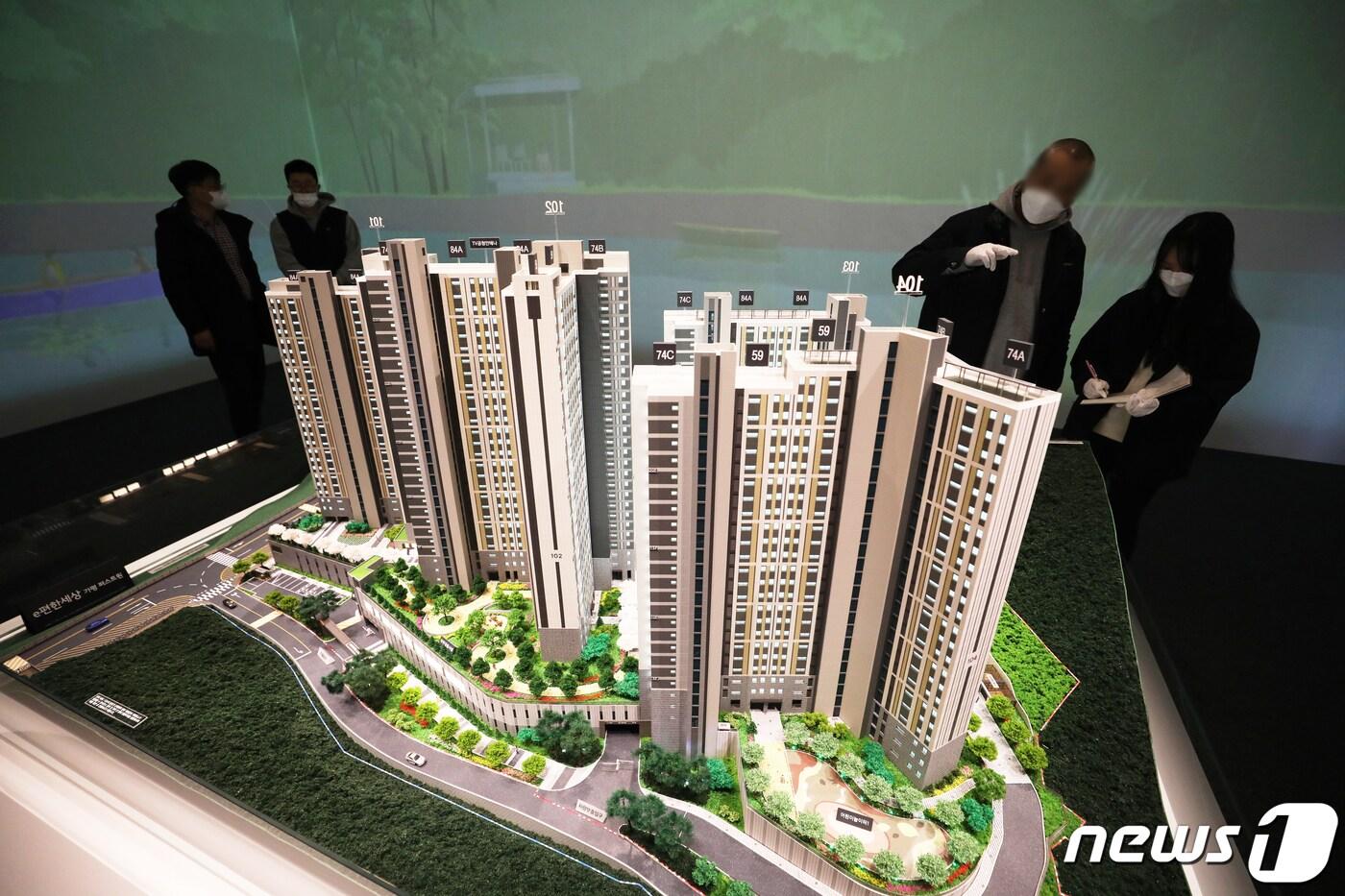 20일 경기 가평 e편한세상 가평 퍼스트원 주택전시관이 신종 코로나바이러스 감염증(코로나19) 확산 및 감염 예방을 위해 사전 예약된 소수의 방문객들을 대상으로 운영되고 있다. 2021.1.20/뉴스1 ⓒ News1 민경석 기자