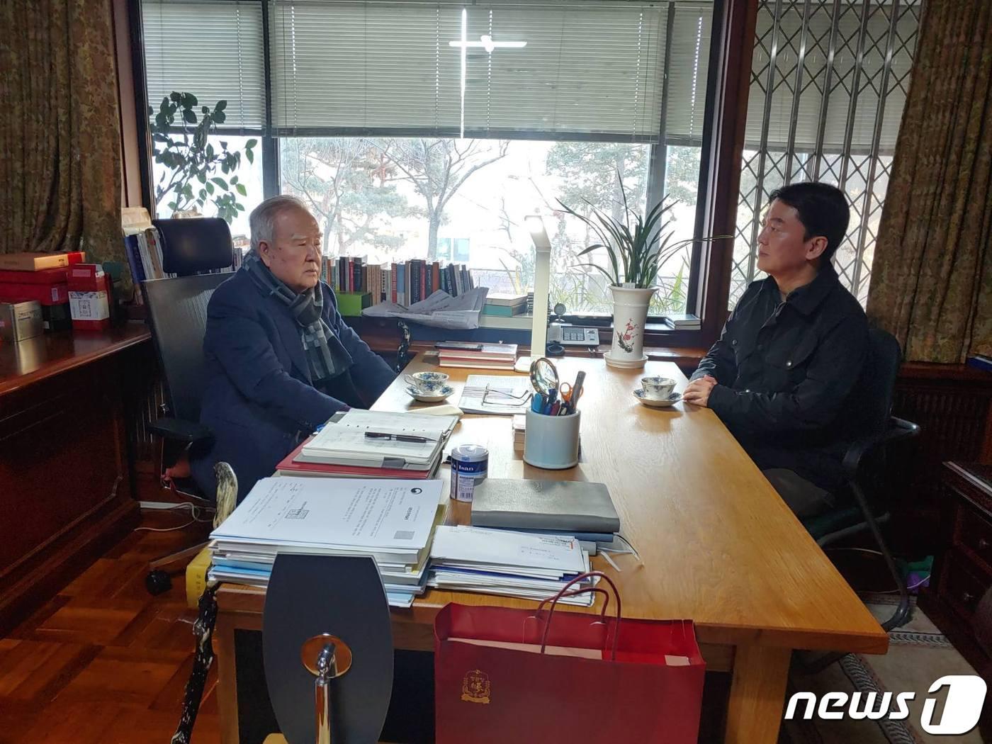 본문 이미지 - 안철수 국민의당 대표가 조순 전 서울시장을 예방했다. (국민의당 제공) ⓒ 뉴스1