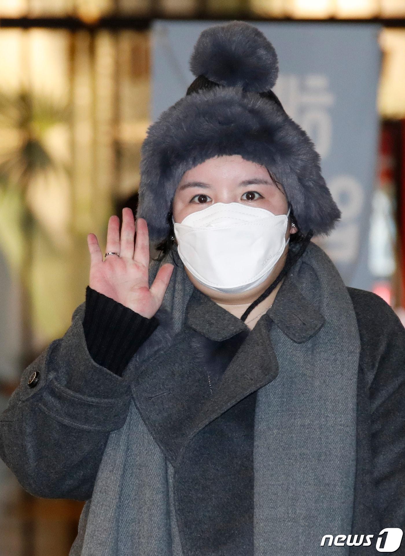 본문 이미지 - 방송인 에이미가 20일 인천국제공항을 통해 중국 광저우에서 입국하고 있다. 미국 시민권자인 에이미는 지난 2015년 12월 말 한국에서 미국으로 강제 출국했다. 당시 에이미는 프로포폴 투약 및 불법적으로 졸피뎀을 복용한 혐의 등이 지속되며 법원으로부터 강제 추방 명령을 받았다. 입국 금지 기간은 5년이었으며, 기간이 만료돼 이번에 한국에 입국하는 것으로 알려졌다. 에이미는 한국 도착 뒤 2주간의 자가 격리를 한 뒤 가족들을 만날 것으로 전해졌다. 한편 에이미는 한국 입국 금지 기간이던 지난 2017년 10월, 주 LA 대한민국 총영사관의 승인을 받은 뒤 남동생의 결혼식에 참석하기 위해 일시 입국한 바 있다. 2021.1.20/뉴스1 ⓒ News1 권현진 기자