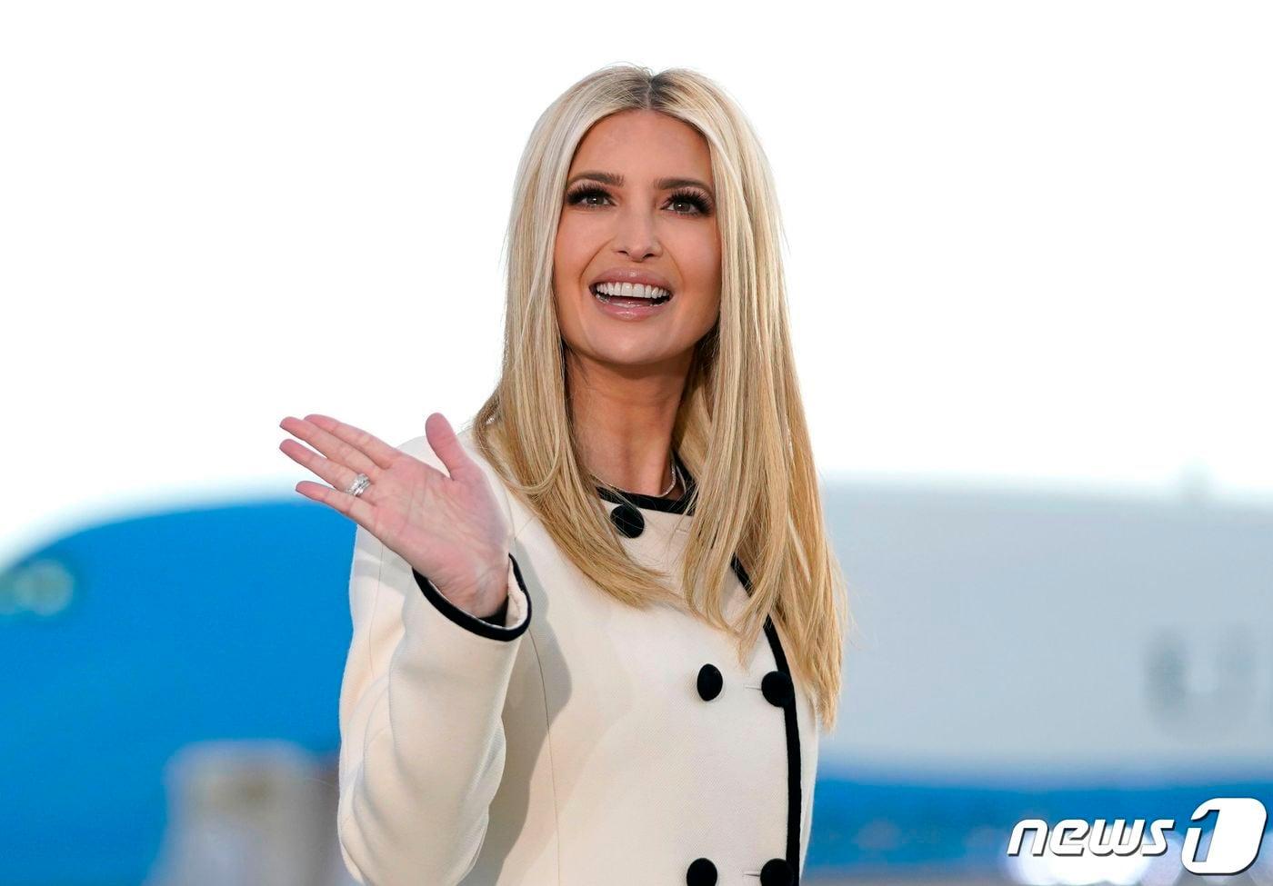 본문 이미지 - 2021년 1월 도널드 트럼프 미국 대통령의 딸 이방카가 조 바이든 대통령 당선인의 취임식에 불참한 채 플로리다로 가는 트럼프 대통령을 환송하기 위해 워싱턴 인근 앤드루스 공군기지에 도착했다<자료사진>. 2021.01.20. ⓒ AFP=뉴스1 ⓒ News1 우동명 기자