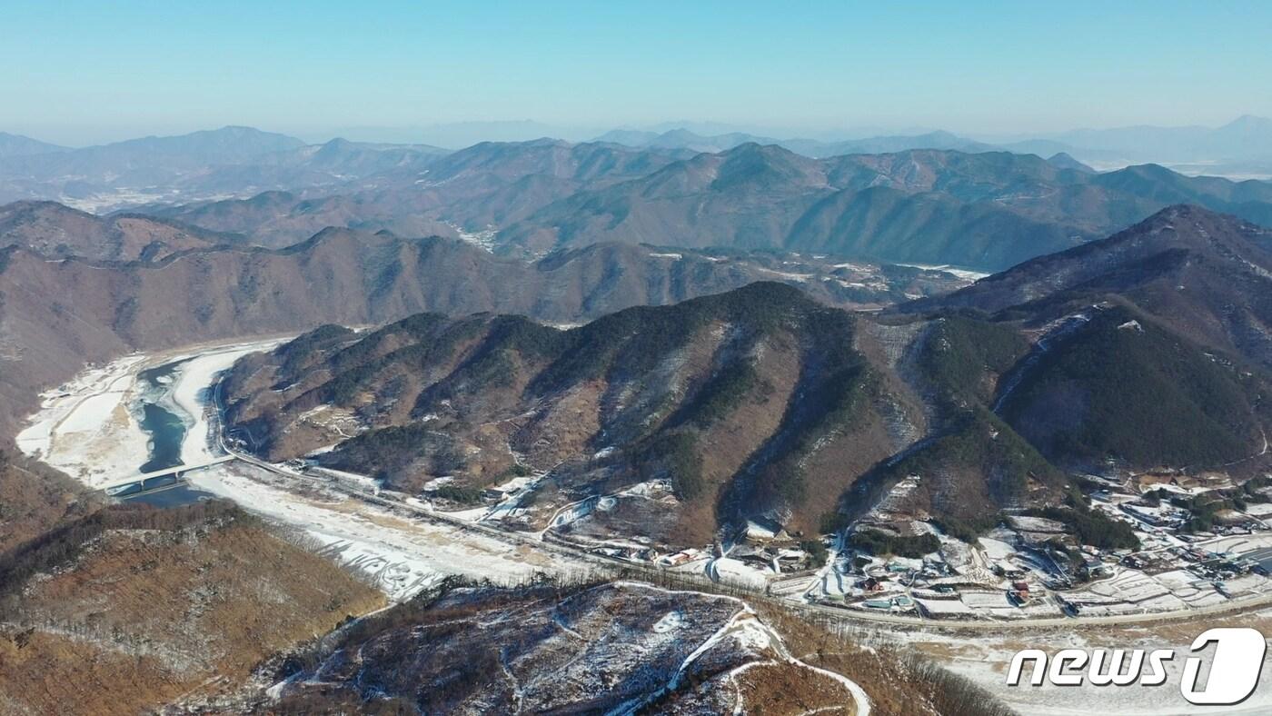 본문 이미지 - 충북 옥천의 어깨산 정상에 본 금강. (옥천군 제공)ⓒ 뉴스1