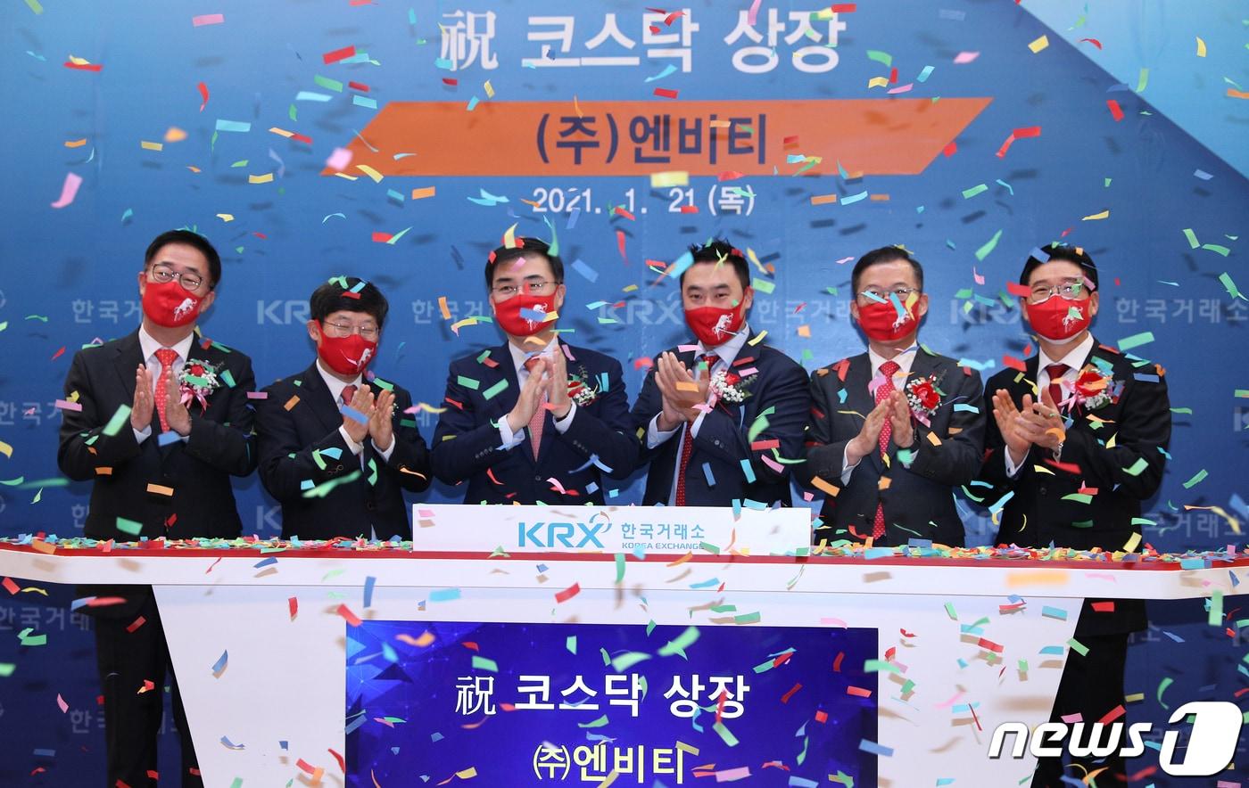 본문 이미지 - 손병두 한국거래소 이사장(왼쪽 세 번째부터)과 박수근 엔비티(NBT) 대표이사가 21일 오전 서울 여의도 한국거래소에서 열린 엔비티 코스닥시장 신규상장 기념식에서 매매 개시 버튼을 누르고 있다.  ⓒ News1 신웅수 기자