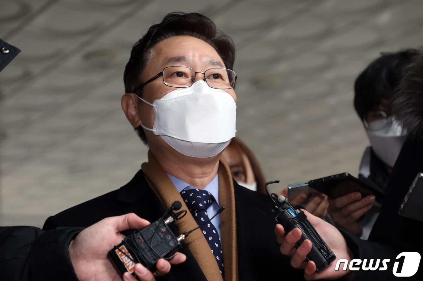 본문 이미지 - 박범계 법무부 장관 후보자가 지난 21일 오전 서울 서초구 서울고등검찰청사에 마련된 인사청문회 준비 사무실로 출근하며 취재진 질문에 답하고 있다. 2021.1.21/뉴스1 ⓒ News1 황기선 기자