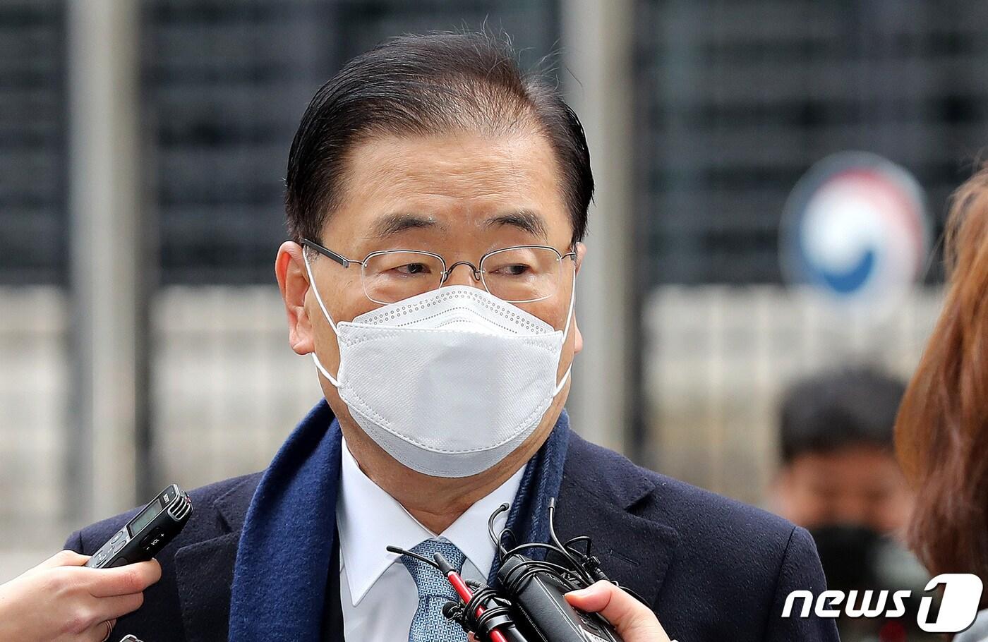 본문 이미지 - 정의용 외교부 장관 후보자가 21일 서울 종로구의 한 빌딩에 마련된 사무실로 출근하며 취재진의 질문에 답하고 있다. 2021.1.21/뉴스1 ⓒ News1 박지혜 기자