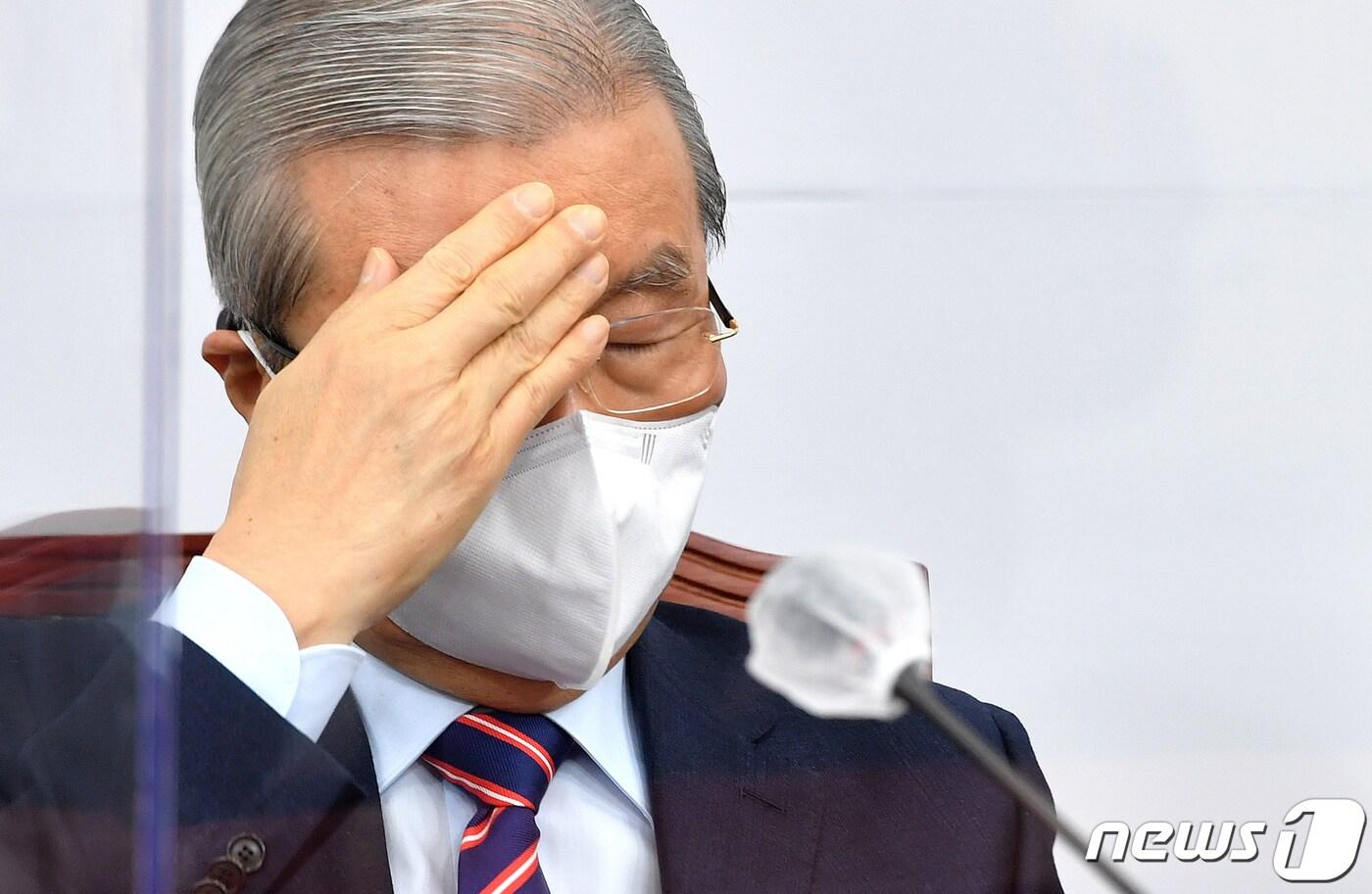 김종인 국민의힘 비상대책위원장이 21일 오전 서울 여의도 국회에서 열린 비상대책위원회의에서 얼굴을 만지며 생각에 잠겨 있다. 2021.1.21/뉴스1 ⓒ News1 박세연 기자
