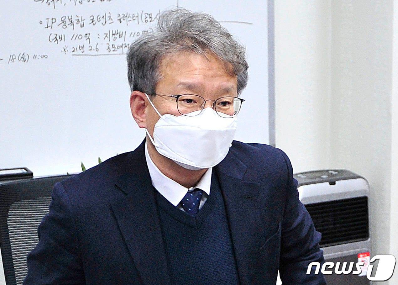 본문 이미지 - 중소벤처기업부 장관으로 내정된 권칠승 더불어민주당 의원이 21일 서울 여의도 국회 의원회관 의원실에서 강성천 중소벤처기업부 차관을 만나 대화를 나누고 있다. 2021.1.21/뉴스1 ⓒ News1 박세연 기자