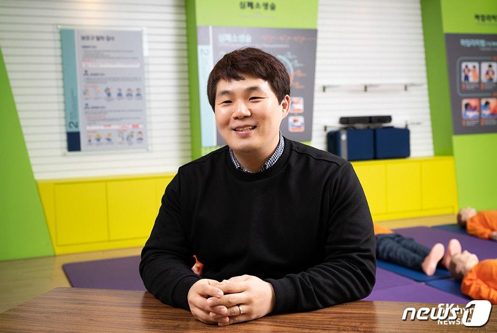 본문 이미지 - 사내 교육으로 배운 심폐소생술로 동료의 생명을 살린 주복규 NAND Package제품수율팀 TL(SK하이닉스 뉴스룸 갈무리)2021.01.22/뉴스1 ⓒ 뉴스1