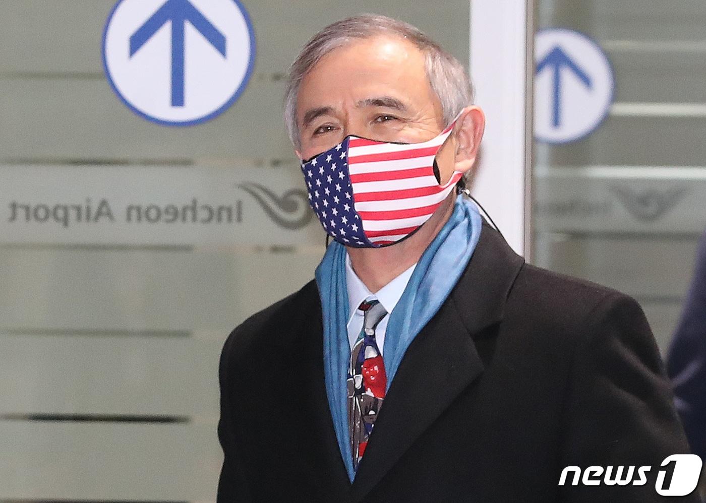 본문 이미지 - 해리 해리스 전 주한 미국대사가 미국으로 출국을 위해 21일 인천 중구 인천국제공항 2터미널로 들어서고 있다. 2021.1.21/뉴스1 ⓒ News1 송원영 기자