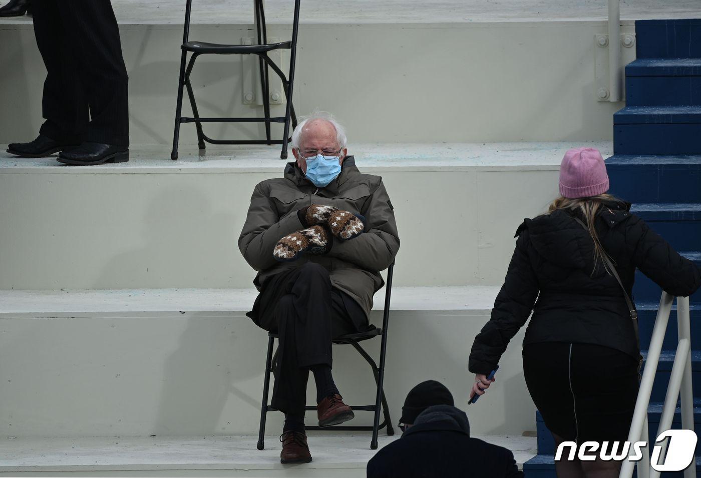 조 바이든 미국 대통령 취임식에 참석한 버니 샌더스 연방 상원의원.  ⓒ AFP=뉴스1