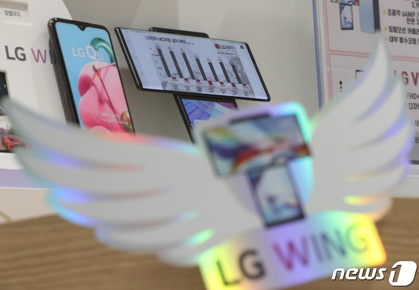 LG전자 마지막 플래그십 스마트폰으로 남은 'LG 윙' ⓒ News1 신웅수 기자