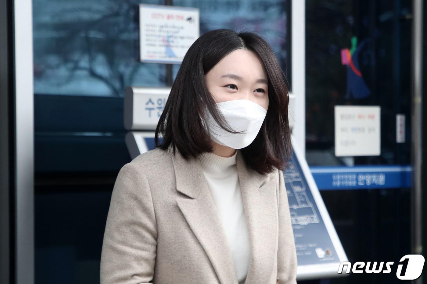 본문 이미지 - 공직선거법 위반 혐의로 기소된 이소영 더불어민주당 의원이 22일 오전 선고 공판을 마치고 경기도 안양시 수원지방법원 안양지원을 나서고 있다. 이 의원은 벌금 80만원을 선고받아 국회의원직을 유지하게 됐다. 2021.1.22/뉴스1 ⓒ News1 조태형 기자
