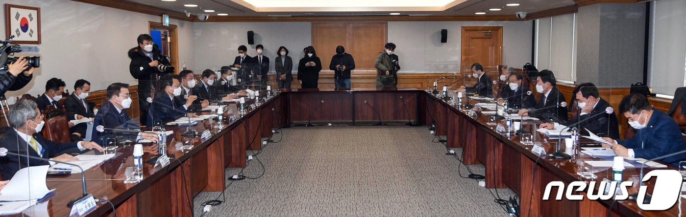본문 이미지 - 김진표 더불어민주당 의원이 22일 서울 중구 은행연합회관에서 열린 '더불어민주당-금융권CEO, K뉴딜 지원방안 회의'에 참석해 모두발언 하고 있다. 2021.1.22/뉴스1 ⓒ News1 김명섭 기자