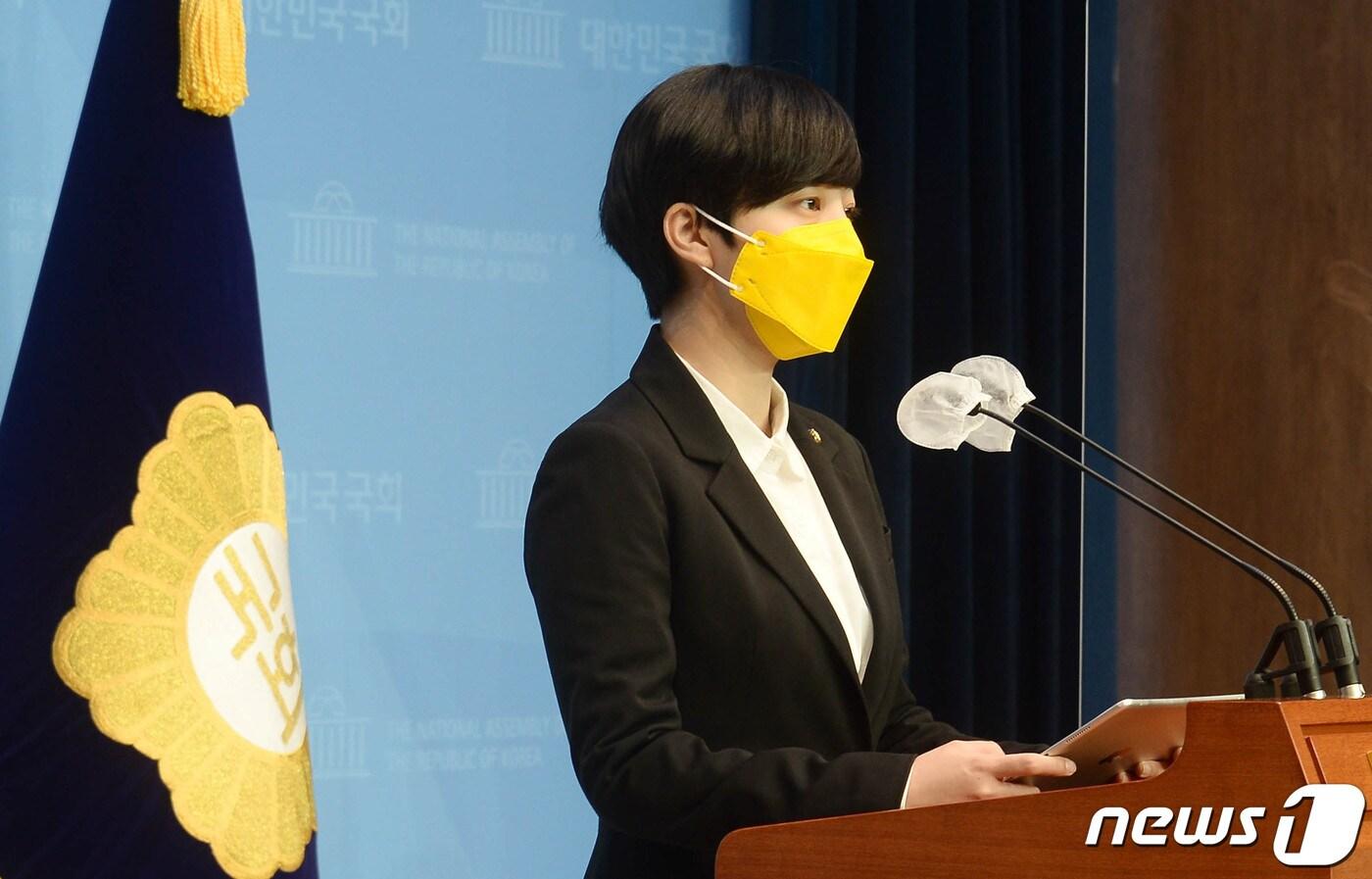 류호정 정의당 의원이 22일 오전 서울 여의도 국회 소통관에서 현대위아 불법파견 문제해결을 위한 노사대화 촉구 기자회견을 하고 있다. 2021.1.22/뉴스1 ⓒ News1 성동훈 기자