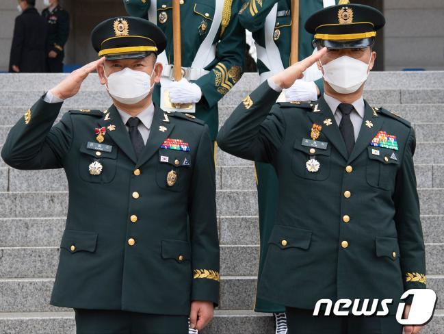 본문 이미지 - 21일 계룡대 대연병장에서 거행된 13·14대 육군 주임원사 임무교대식에서 신임 강필수(왼쪽) 주임원사와 전임 김채식 주임원사가 경례하고 있다. (육군 제공) 2021.01.22/뉴스1 ⓒ 뉴스1
