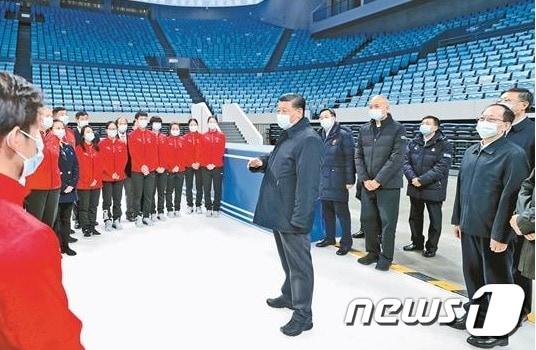 본문 이미지 - 시진핑 중국 국가주석이 베이징 동계 올림픽 경기장을 방문해 관계자들을 격려하고 있다.(바이두 갈무리)ⓒ 뉴스1