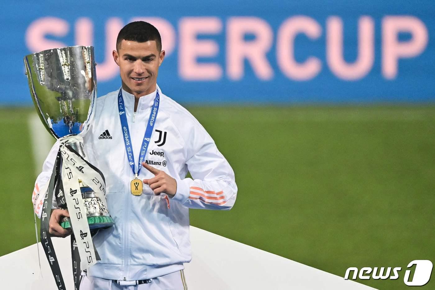 이탈리아 슈퍼컵 우승으로 개인 통산 33번째 트로피와 입맞춘 호날두 ⓒ AFP=뉴스1