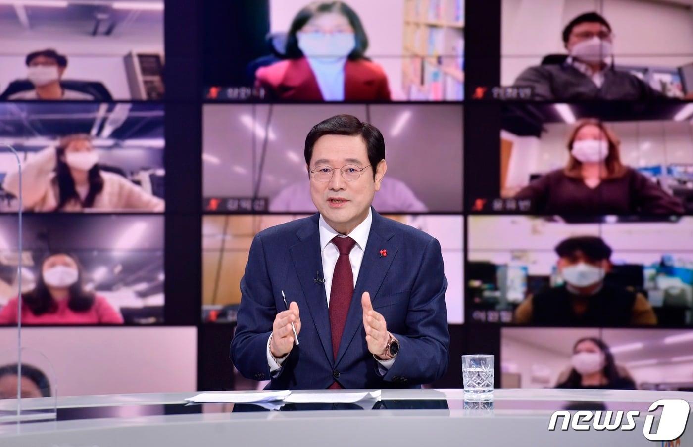 본문 이미지 - 이용섭 광주시장이 22일 KBC광주방송 스튜디오에서 열린 광주형 3대 뉴딜 대강좌 마지막 강연에 참석해 인사말을 하고 있다. ⓒ 뉴스1