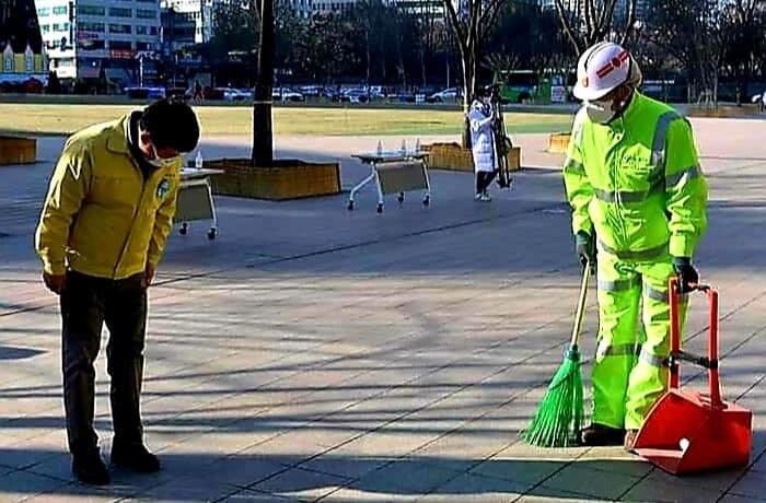 본문 이미지 - 환경미화원과 만나 인사하는 서양호 중구청장(서양호 중구청장 페이스북 제공).ⓒ 뉴스1