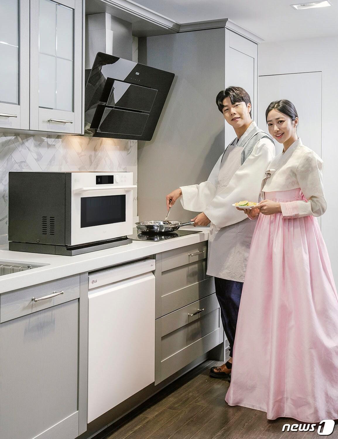 본문 이미지 - 모델이 차별화된 성능과 편리함으로 큰 인기를 얻고 있는 LG 오브제컬렉션 식기세척기와 광파오븐, LG 디오스 전기레인지를 소개하고 있다.(LG전자 제공)2021.01.25/뉴스1 ⓒ 뉴스1