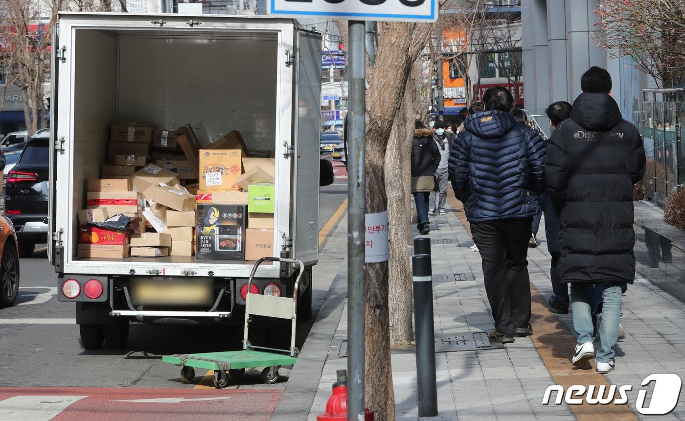 본문 이미지 - 서울 시내에서 트럭에 택배 박스가 쌓여 있다. . 2021.1.25 ⓒ 뉴스1 이성철 기자