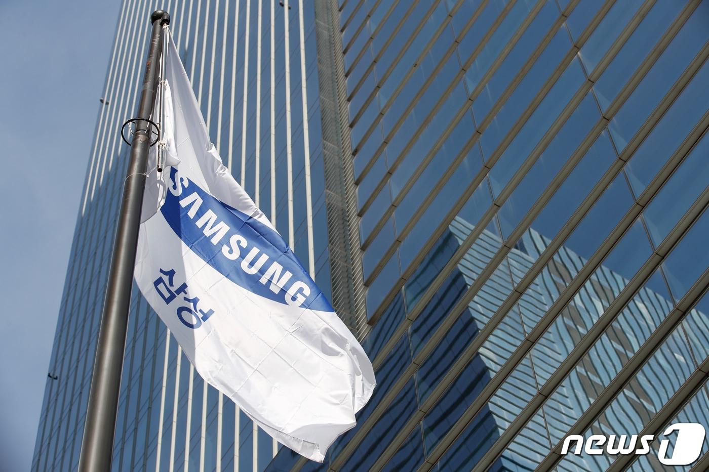 25일 서울 삼성전자 서초사옥에 깃발이 휘날리고 있다. 2021.1.25/뉴스1 ⓒ News1 안은나 기자
