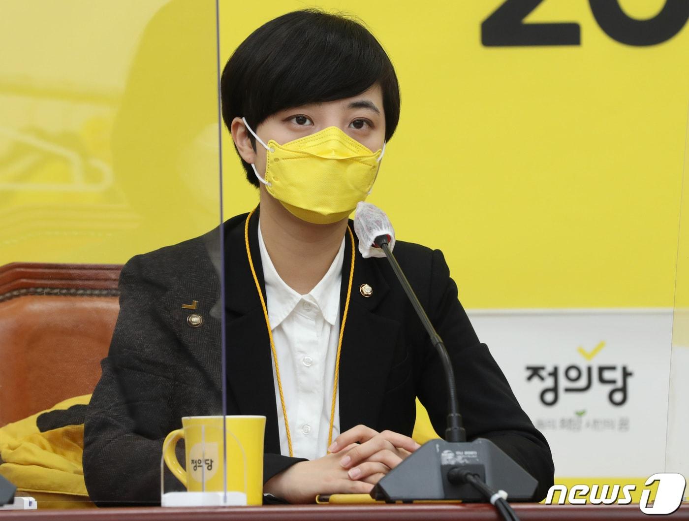 본문 이미지 - 류호정 정의당 의원이 26일 오전 서울 여의도 국회에서 열린 의원총회에서 발언을 하고 있다. 2021.1.26/뉴스1 ⓒ News1 박세연 기자