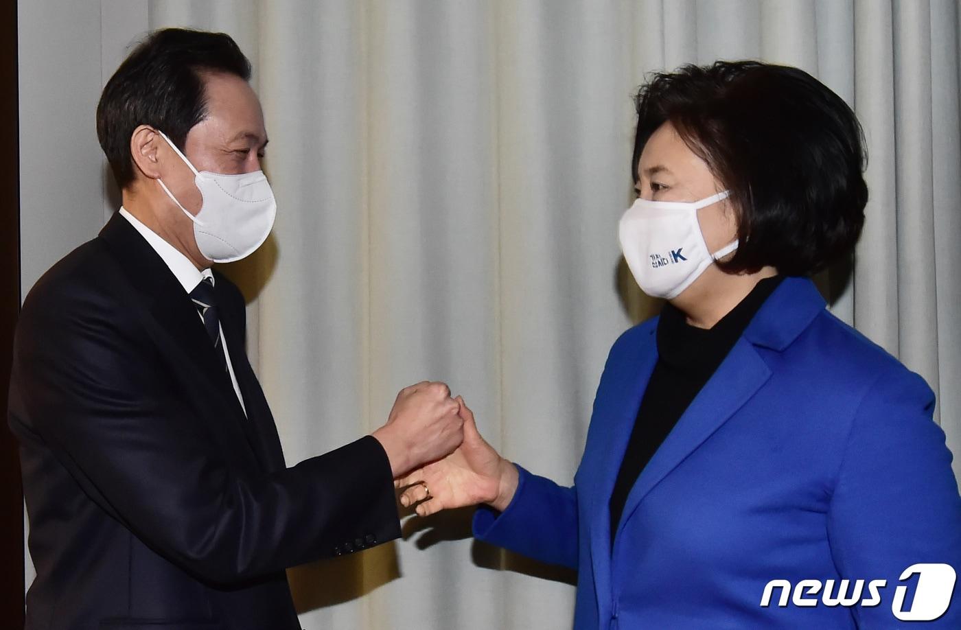 본문 이미지 - 서울시장 보궐선거에 출마하는 우상호 더불어민주당 의원(왼쪽), 박영선 전 중소벤처기업부 장관이 26일 서울 여의도 글래드호텔에서 열린 '경기도 기본주택 토론회'에 참석해 인사를 나누고 있다. 2021.1.26/뉴스1 ⓒ News1 박세연 기자