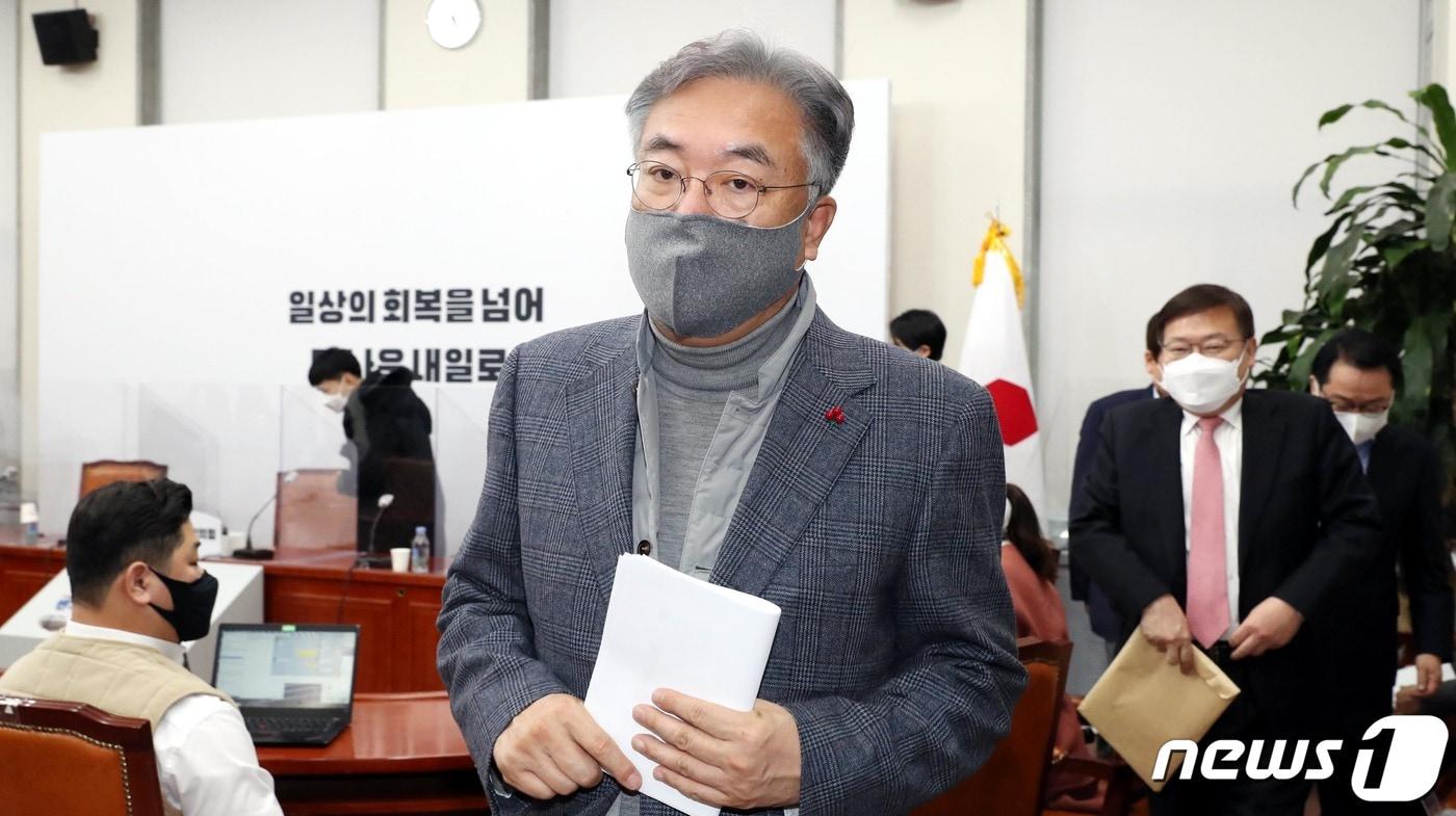 본문 이미지 - 정진석 국민의힘 4.7 재보궐선거 공천관리위원장이 1월26일 국회에서 면접심사 결과를 발표 후 회의장을 나서고있다. 2021.1.26/뉴스1 ⓒ News1 박세연 기자