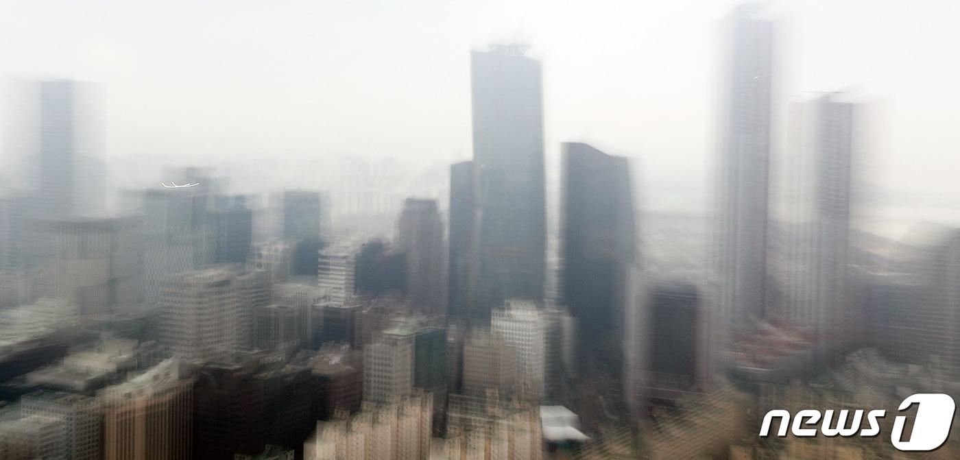  서울 여의도 63스퀘어에서 바라본 흐린 날씨 속 여의도 증권가. 2021.1.26/뉴스1 ⓒ News1 오대일 기자