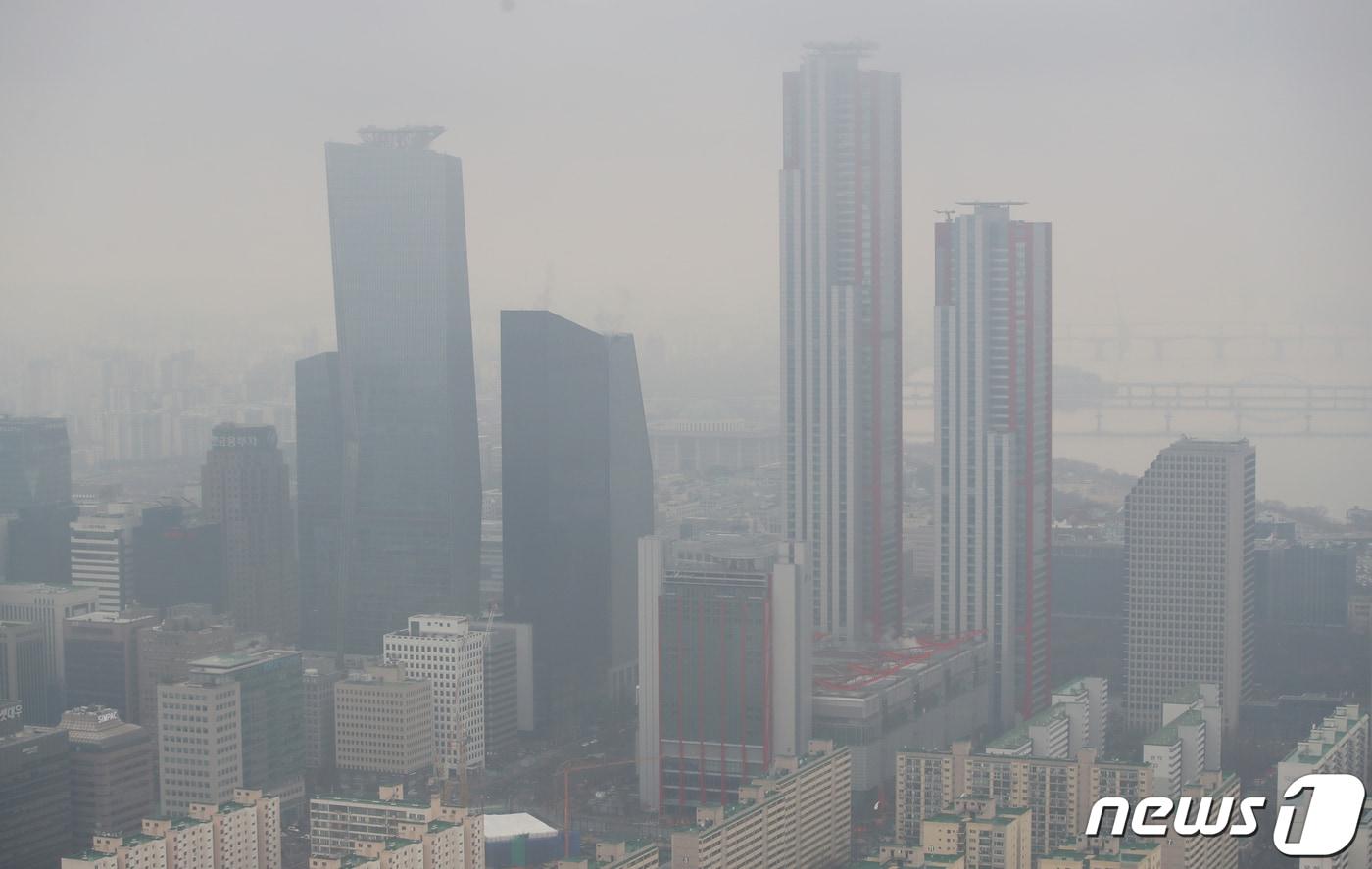 본문 이미지 - 서울 여의도 63스퀘어에서 바라본 흐린 날씨 속 여의도 증권가. 2021.1.26/뉴스1 ⓒ News1 오대일 기자