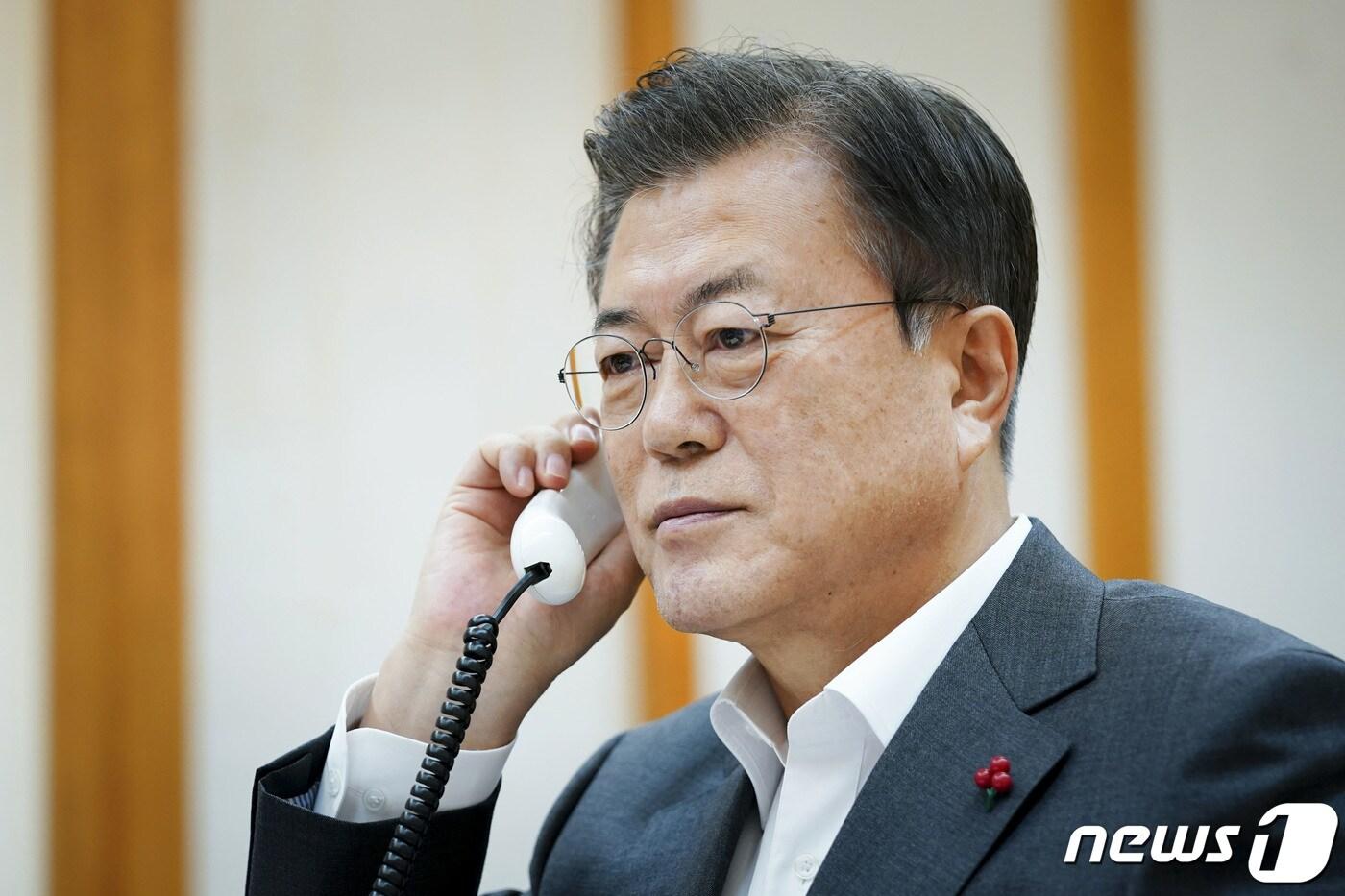 문재인 대통령이 지난 26일 오후 청와대에서 시진핑 중국 국가주석과 통화하고 있다.(청와대 제공) 2021.1.26/뉴스1