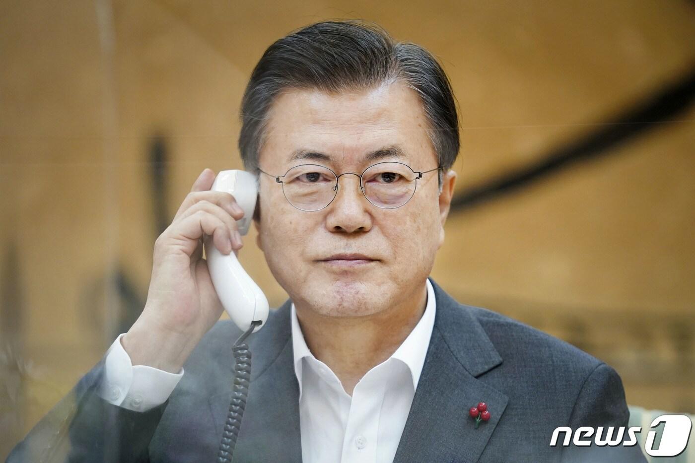 본문 이미지 - 문재인 대통령이 26일 오후 청와대에서 시진핑 중국 국가주석과 통화하고 있다.(청와대 제공) 2021.1.26/뉴스1