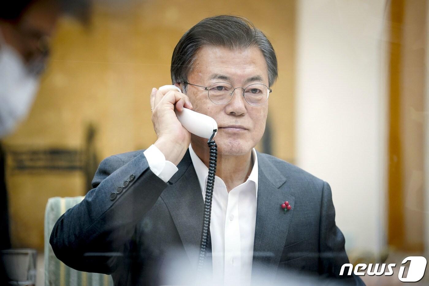 본문 이미지 - 문재인 대통령이 26일 오후 청와대에서 시진핑 중국 국가주석과 통화하고 있다.(청와대 제공) 2021.1.26/뉴스1
