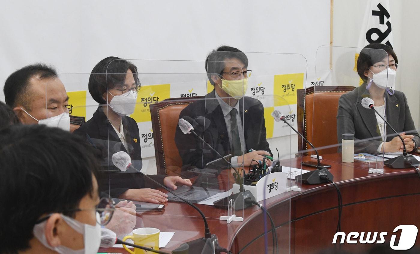 본문 이미지 - 강은미 정의당 공동대표가 27일 서울 여의도 국회에서 열린 제1차 비상대책회의에서 발언을 하고 있다. 2021.1.27/뉴스1 ⓒ News1 성동훈 기자