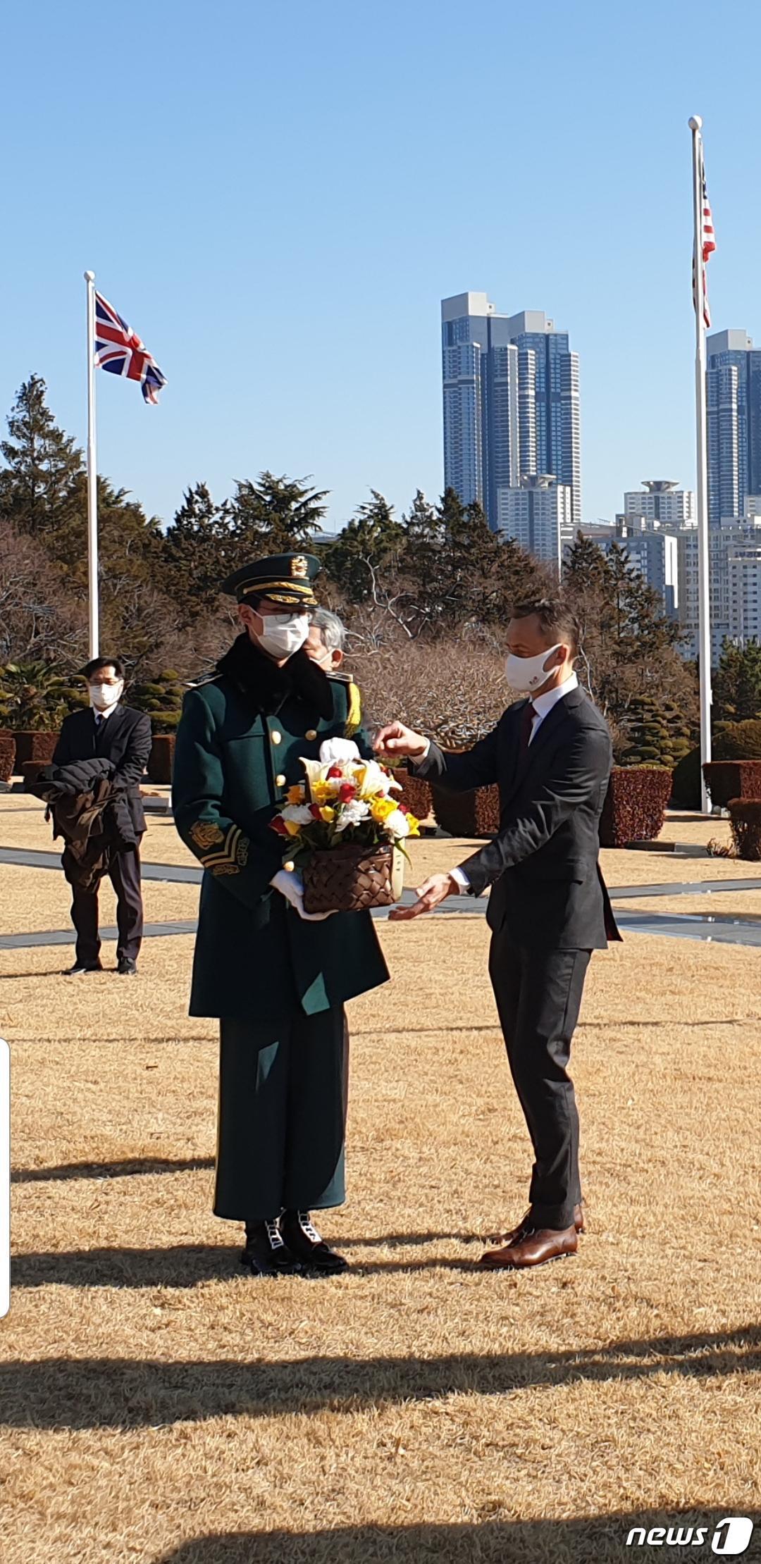 본문 이미지 - 파트릭 엥겔베르트 벨기에 공관차석이 27일 부산 유엔기념공원에서 열린 벨기에군 한국전쟁 참전 70주년 기념행사에서 헌화를 하고 있다.(주한 벨기에 대사관 제공) ⓒ 뉴스1