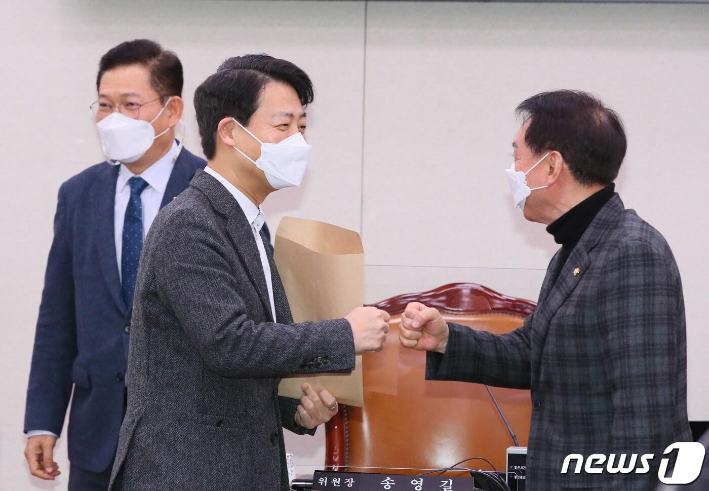 본문 이미지 - 송영길 외통위원장(왼쪽부터), 김영호 더불어민주당 간사, 김석기 국민의힘 간사가 27일 서울 여의도 국회에서 열린 외교통일위원회 전체회의에서 정의용 외교부 장관 후보자의 인사청문회 계획서를 채택한 후 인사를 나누고 있다. 2021.1.27/뉴스1 ⓒ News1 박세연 기자