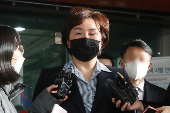 본문 이미지 - 제21대 국회의원 총선거 당시 재산을 축소 신고한 혐의로 기소된 조수진 국민의힘 의원이 27일 오후 서울 마포구 서울서부지방법원에서 열린 공직선거법위반 혐의 관련해 1심 선고 공판을 마친 뒤 눈을 감은 채 법원을 나서고 있다.  벌금 80만원의 1심 형이 확정되면 의원직을 유지할 수 있다 .ⓒ News1 민경석 기자