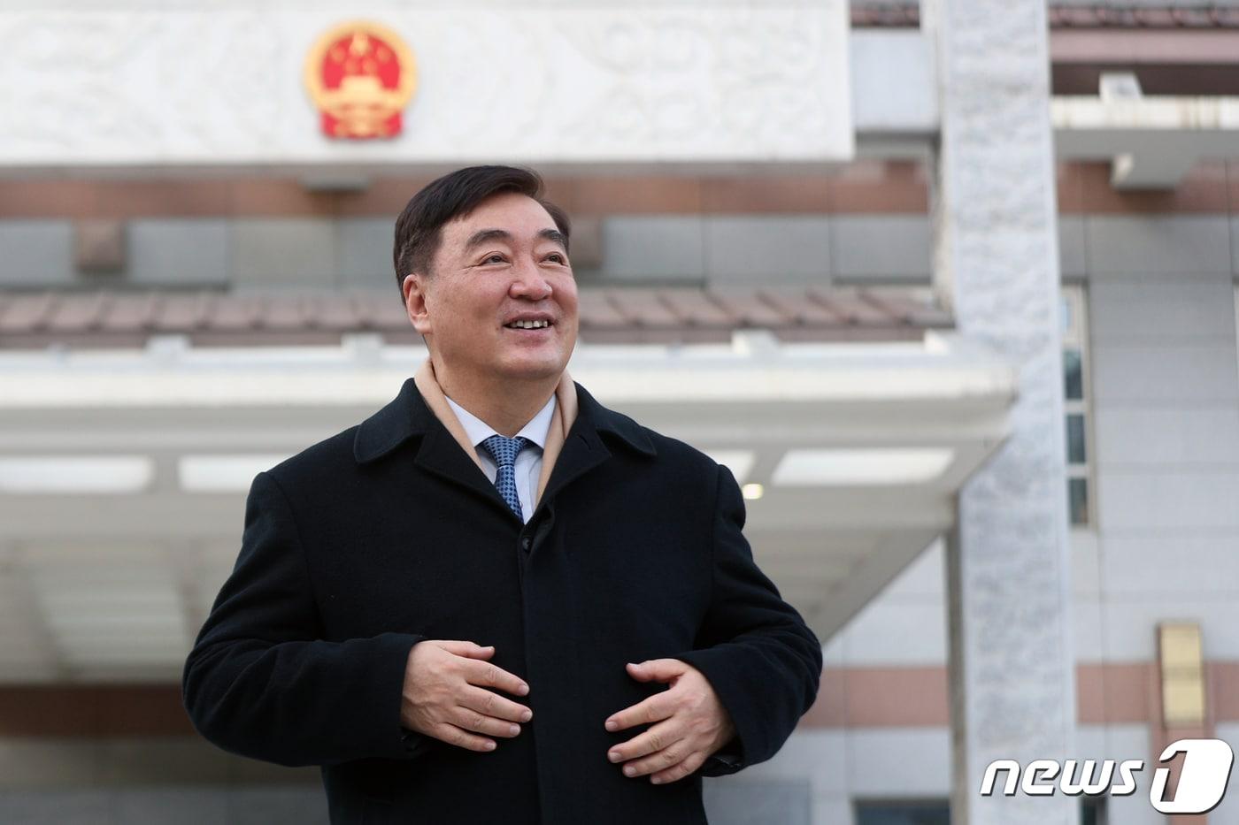 본문 이미지 - 싱하이밍 주한중국대사가 27일 서울 중구 주한중국대사관에서 뉴스1과 인터뷰 전 포즈를 취하고 있다. 2021.1.27/뉴스1 ⓒ News1 황기선 기자