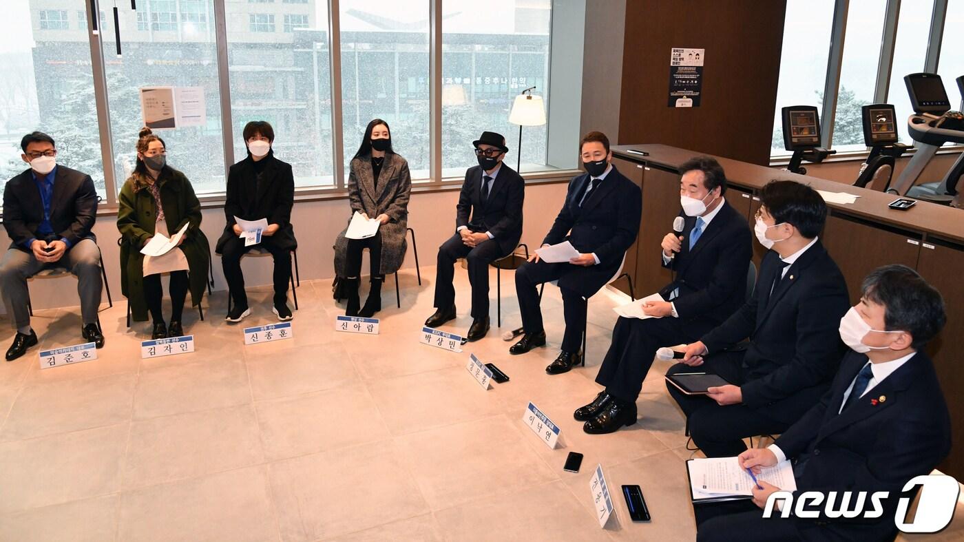 본문 이미지 - 이낙연 더불어민주당 대표가 28일 오전 서울 구로구의 한 피트니스센터에서 열린 코로나19 피해 지원을 위한 체육계 간담회에 서 모두발언을 하고 있다. 2021.1.28/뉴스1 ⓒ News1 국회사진취재단