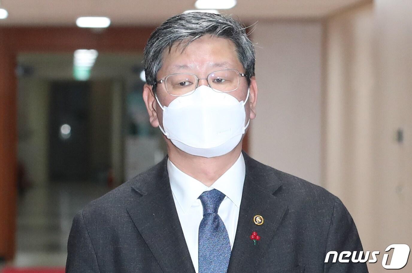 본문 이미지 - 이용구 법무부차관이 28일 오전 서울 종로구 정부서울청사에서 열린 차관회의에 참석하고 있다. 2021.1.28/뉴스1 ⓒ News1 송원영 기자