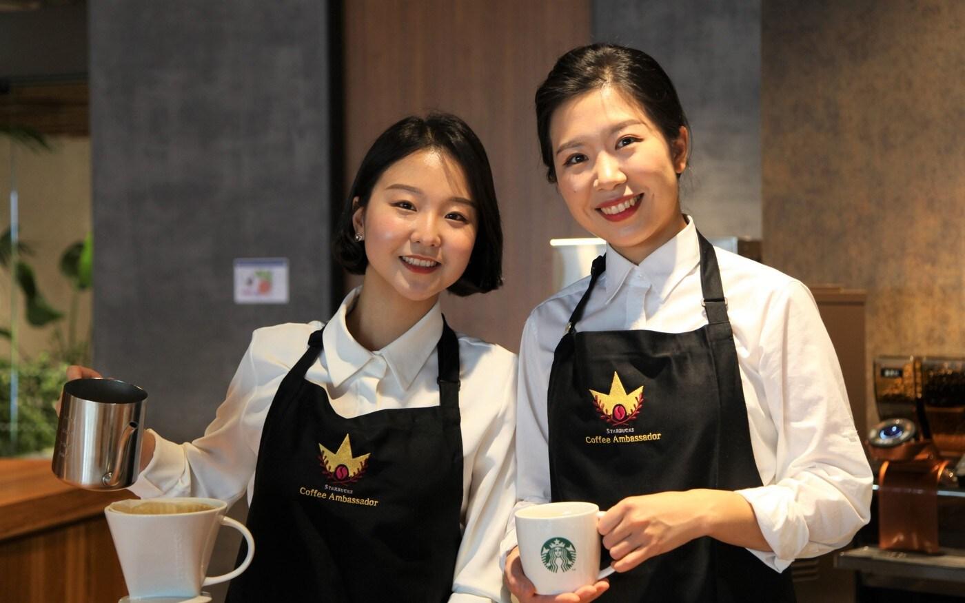 스타벅스 코리아 17대 커피대사 전주이(왼쪽)·김성은 파트너(스타벅스커피 코리아)ⓒ 뉴스1