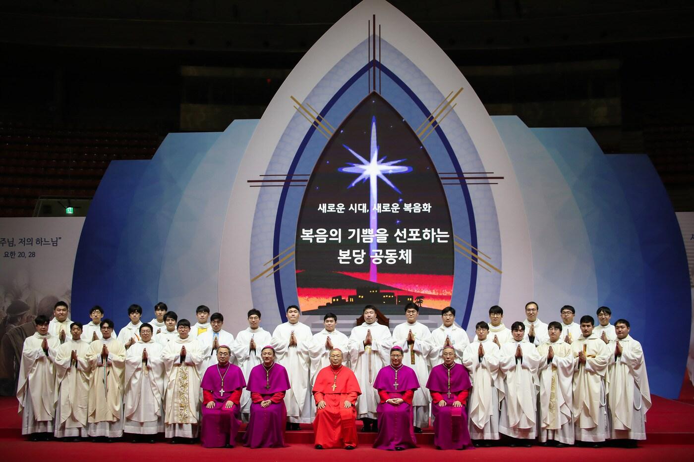 본문 이미지 - 지난해2월 서울 올림픽 체조경기장에서 열린 천주교 서울대교구 사제·부제서품식에서 2020년도 천주교 서울대교구 새 사제들이 교구장 염수정 추기경, 교구 주교들과 함께 기념 촬영을 하고 있다.(천주교 서울대교구 제공)ⓒ 뉴스1