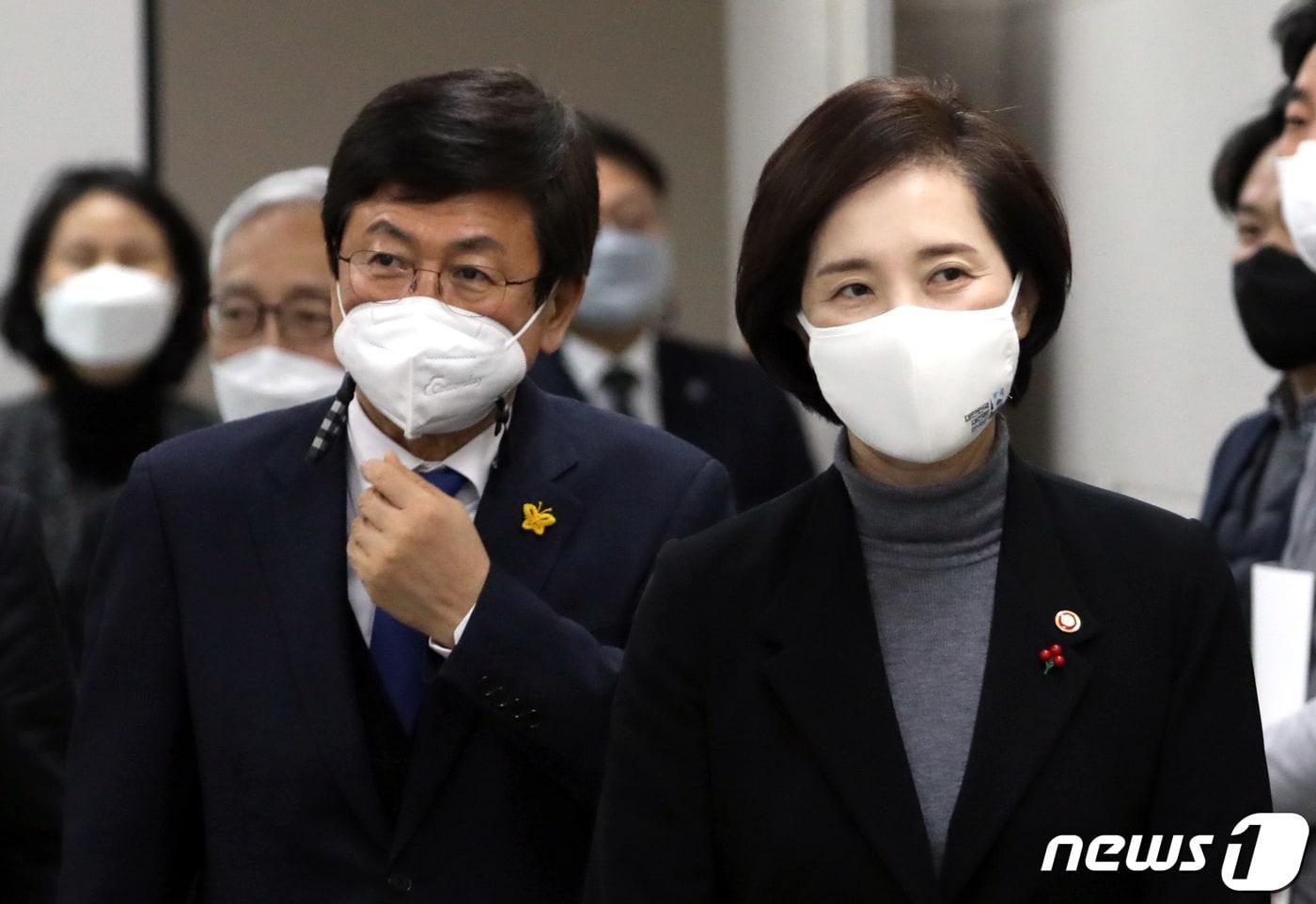 본문 이미지 - 유은혜 사회부총리 겸 교육부 장관(오른쪽)과 최교진 전국시도교육감협의회 회장(왼쪽). /뉴스1 ⓒ News1 장수영 기자