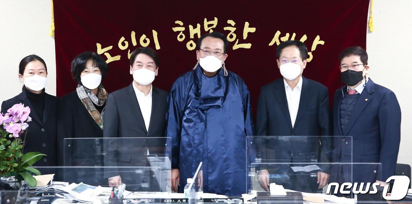 본문 이미지 - 안철수 국민의당 대표가 28일 오전 서울 용산구 대한노인회 중앙회를 방문하여 김호일 노인회장과 기념촬영을 하고 있다.. 2021.1.28/뉴스1 ⓒ News1 국회사진취재단