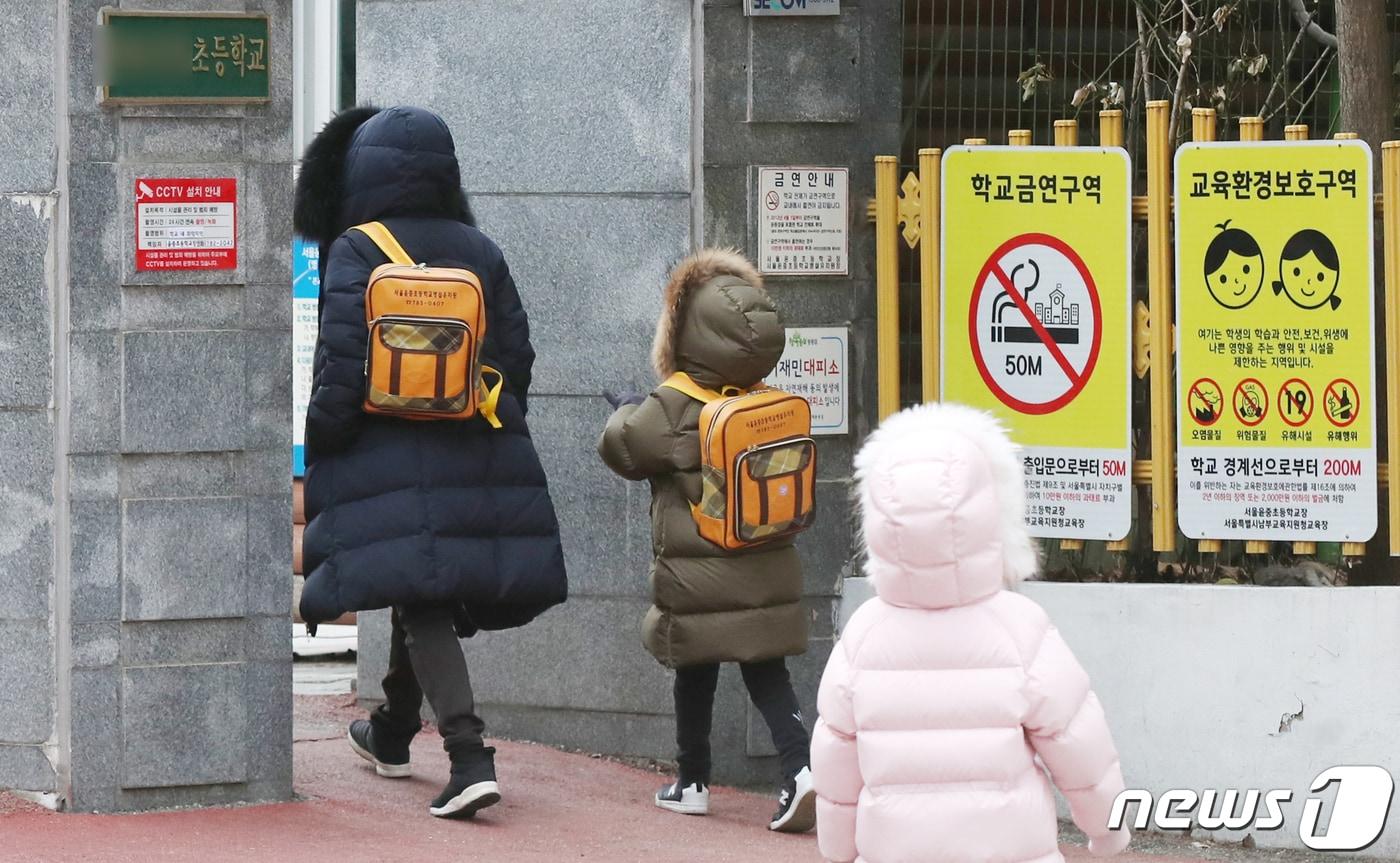 서울의 한 초등학교 병설유치원으로 어린이들이 등원하고 있다. /뉴스1 ⓒ News1 민경석 기자