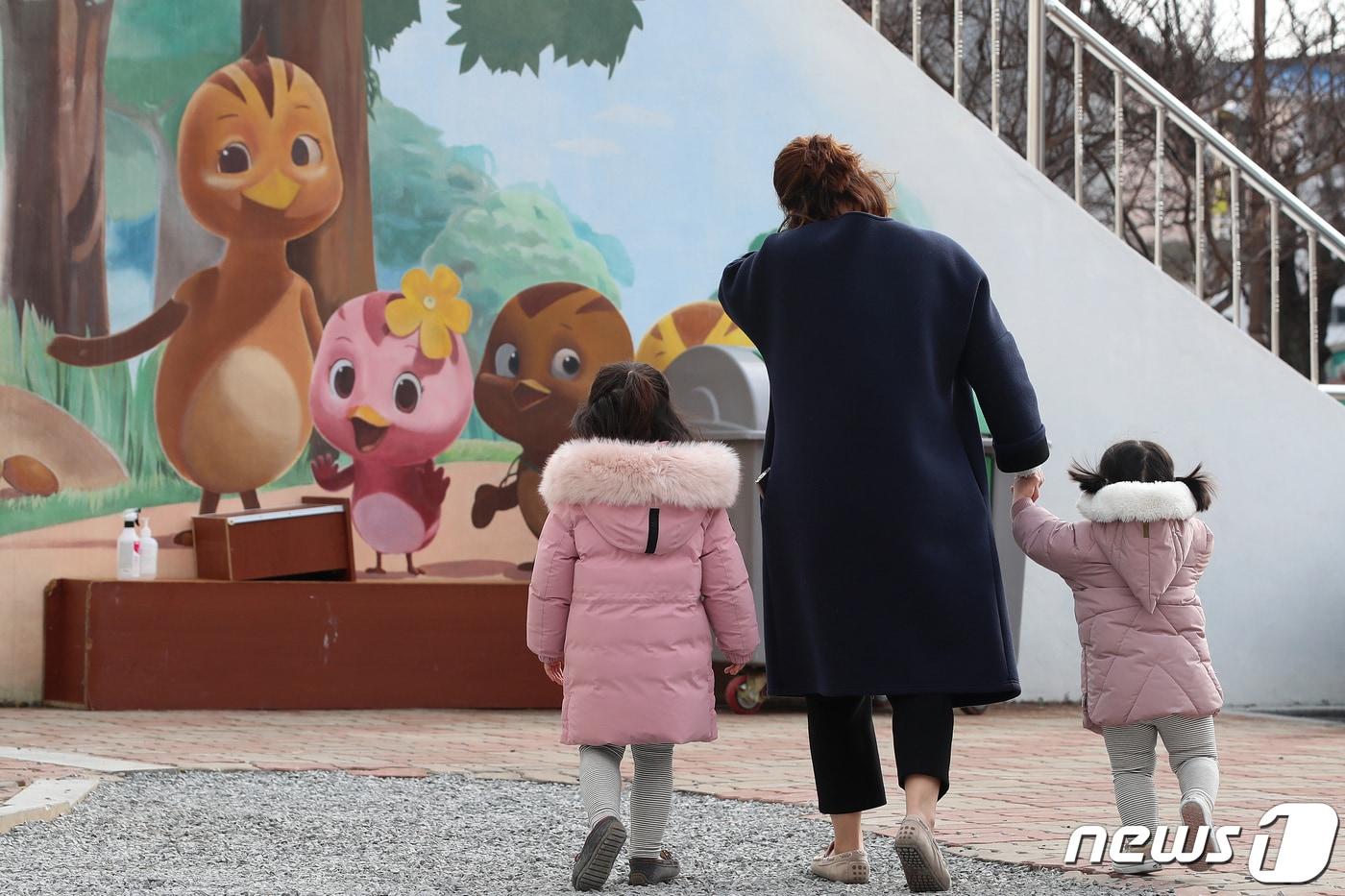 본문 이미지 - 경북 안동시는 26일 올해 1~9월 ‘아픈아이 병원진료 동행서비스’ 이용자가 203명으로 지난해 같은 기간 145명보다 40% 증가했다. 사진은 안동시보건소 선별진료소/뉴스1