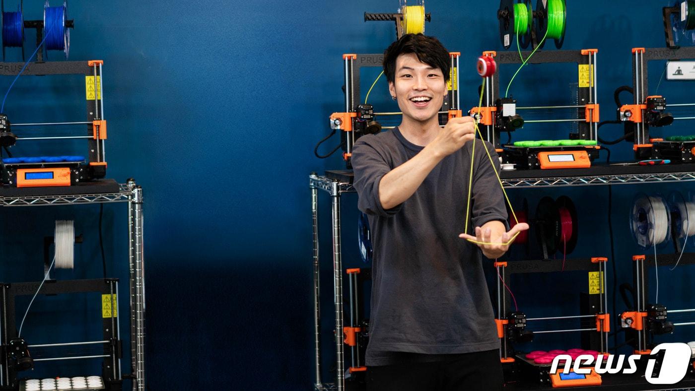 서울 송파구 와이제이요요클럽 내 3D 프린터 앞에서 포즈를 취하고 있는 윤종기 YJ요요클럽 대표 (본인제공)